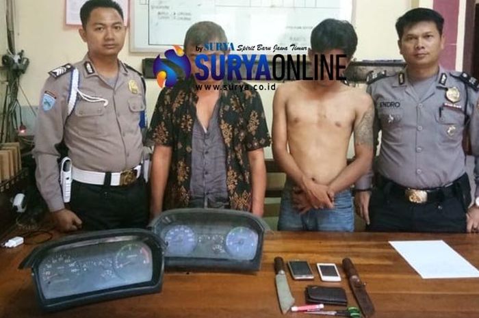 Dua tersangka pencurian, M Syafi'i (47) dan Abdul Nasir (33), asal Surabaya yang dibekuk di Lamongan, Senin (9/7/2018)