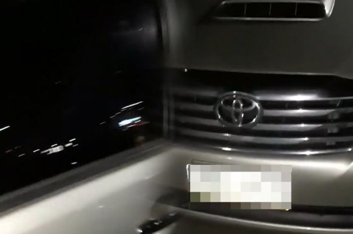 Bocah menangis terkunci di mobil di Filipina. 