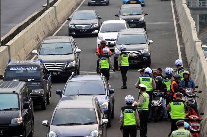 Polisi akan menindak tegas para pemotor yang melintas di JLNT Casablanca