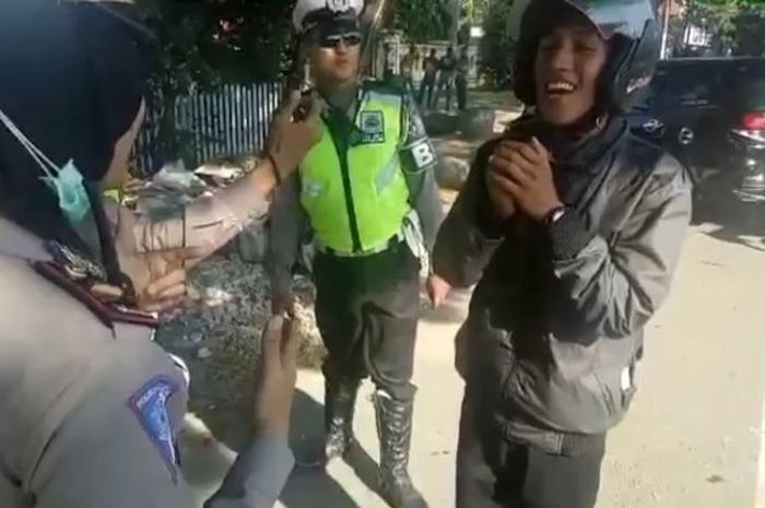 Seorang pelanggar menyanyikan lagu Korea kepada Polwan