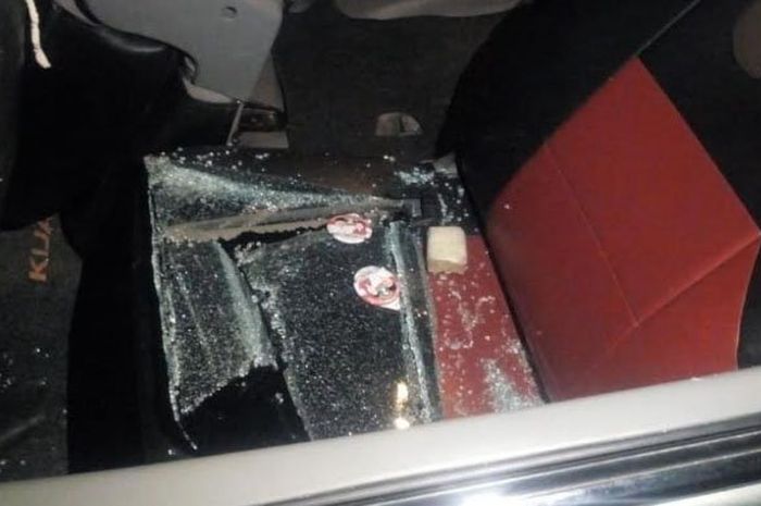 Kerusakan yang ditimbulkan akibat aksi kejahatan pecah kaca mobil yang terjadi saat rombongan PKB mengantar pendaftaran Bacaleg ke KPU Sidoarjo, Selasa (17/7/2018) malam