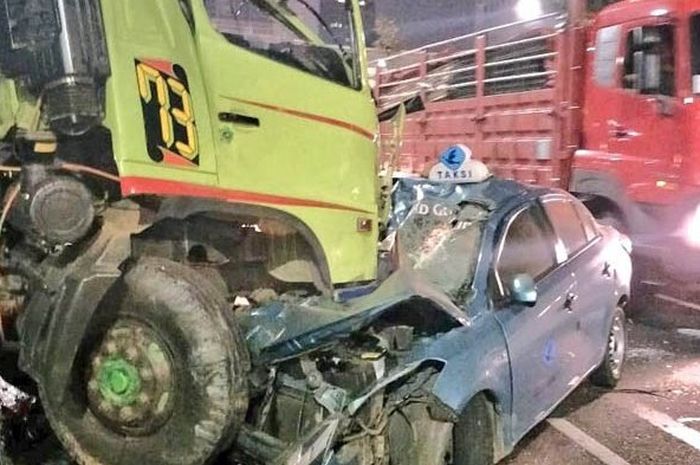 Kecelakaan maut melibatkan truk dan taksi pada dini hari (21/7/2018)
