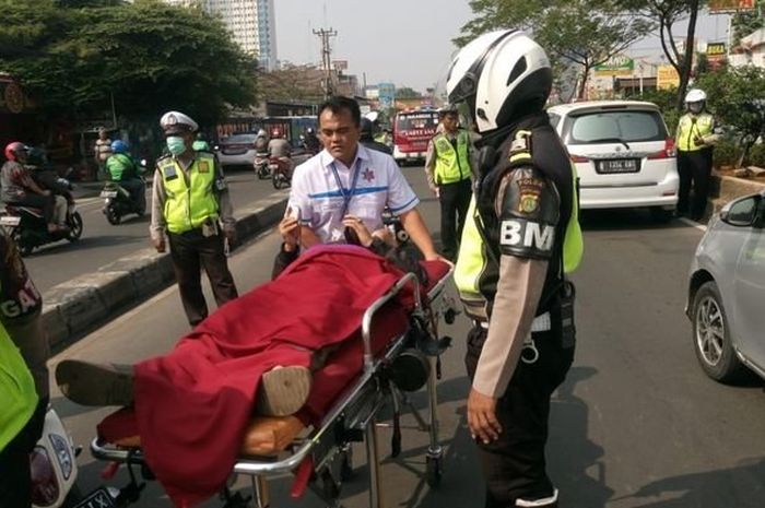 Seorang pengendara motor pingsan saat hendak dirazia petugas di jalur cepat di Jalan Margonda Raya