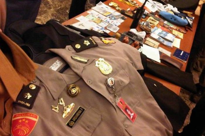 Seragam polisi gadungan yang disita