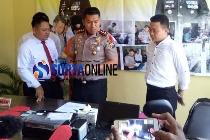 Pelaku pemalsuan dan barang bukti KTP serta KK palsu di Polres Lamongan