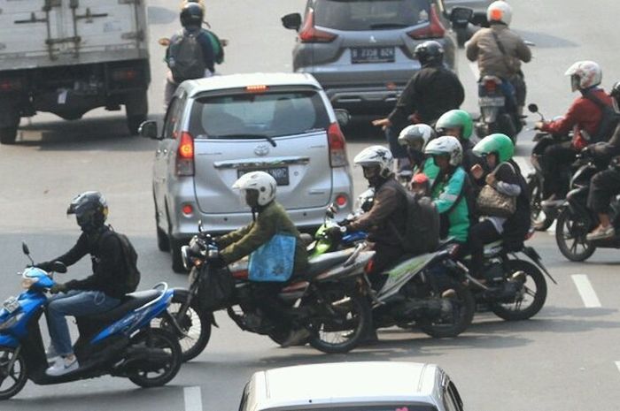 Sekelompok pemotor memotong jalan dan melawan arus di Jalan Gajah Mada, Jakarta Pusat, Selasa (24/7/