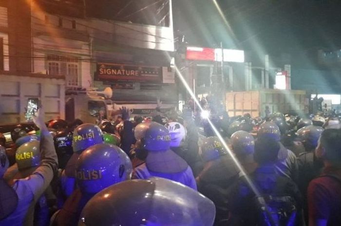 Suasana polisi menahan driver ojek online yang ingin menyerang kawasan ojek pangkalan di Bandung, Jawa Barat