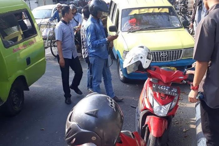 Angkot jurusan Surabaya-Gresik menabrak 2 pengendara sepeda motor di traffic light Duduksampeyan, Senin (30/7/2018) 
