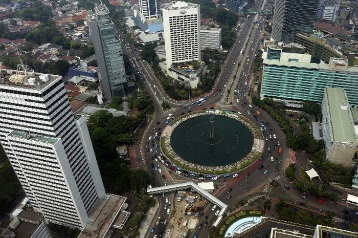 Suasana lalu lintas di Kawasan Bundaran Hotel Indonesia, Jakarta Pusat, mulai ramai saat uji coba perpanjangan sistem ganjil genap, Selasa (10/7/2018). 