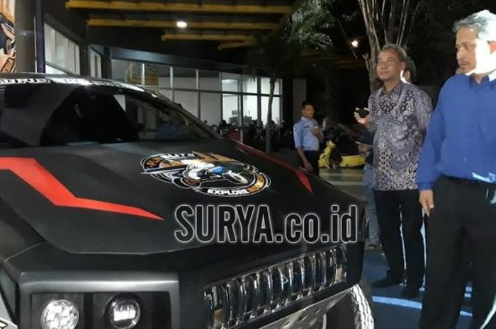 Rektor ITS saat melihat Hybrid Series Kasuari yang memiliki tenaga listrik dengan minyak goreng beka