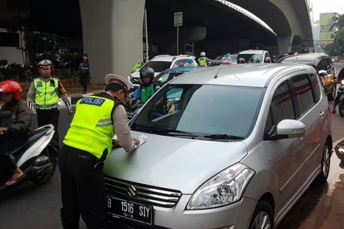 Puluhan mobil kena tilang di Jalan DI Panjaitan karena melanggar sistem ganjil genap