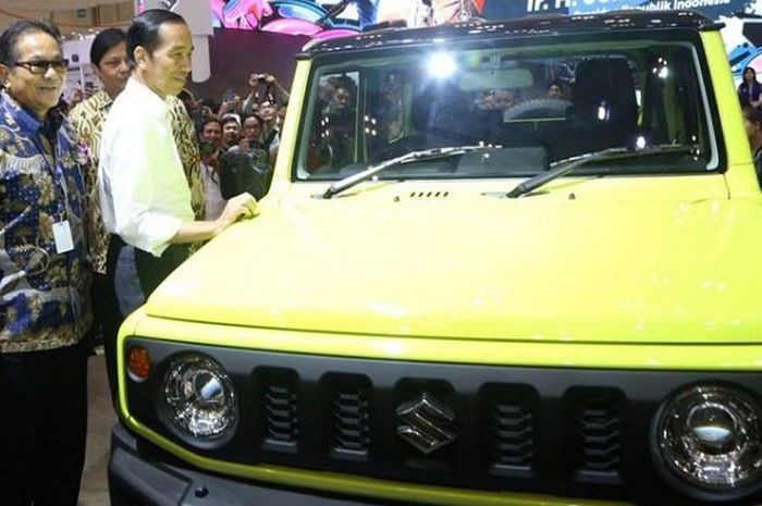 Presiden Jokowi menyambangi generasi baru Suzuki Jimny Sierra di sela-sela pembukaan pameran GIIAS 2018, Kamis (2/8/2018). 