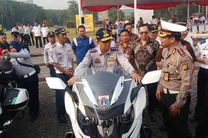 Gubernur DKI Jakarta saat sedang mencoba motor dinas milik Dishub