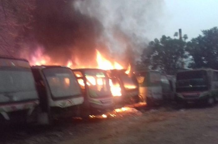 Bus terbakar di parkiran bayangan Jalan Ir H Djuanda, Bekasi, Selasa (21/8/2018)