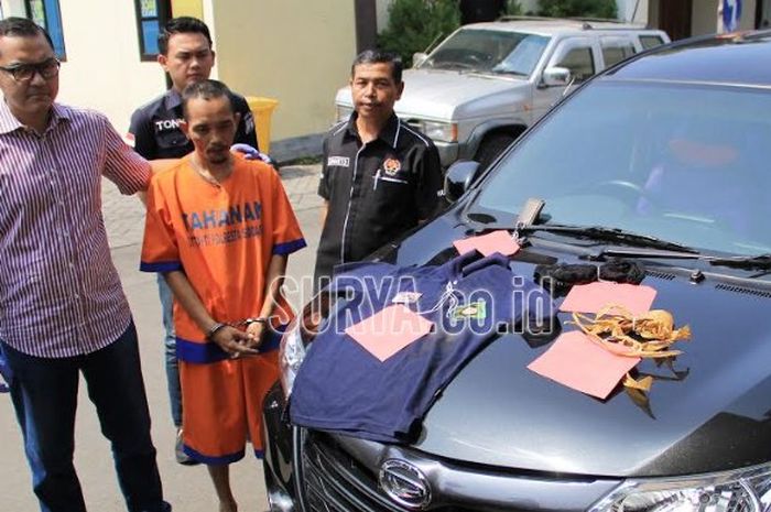 Polisi menunjukkan tersangka dan barang bukti mobil dari kasus perampasan taksi online di Sidoarjo, (28/8/2018) 
