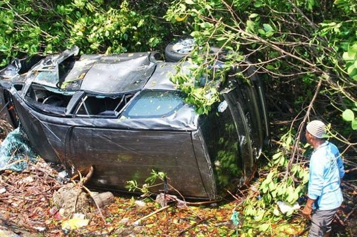 Toyota Kijang Innova rusak parah usah hindari pemotor yang main Hp