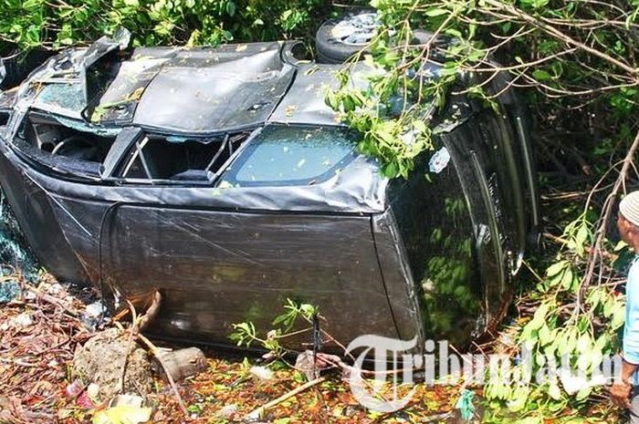 Kijang Innova berpenumpang satu keluarga kecelakaan di Pamekasan, Madura