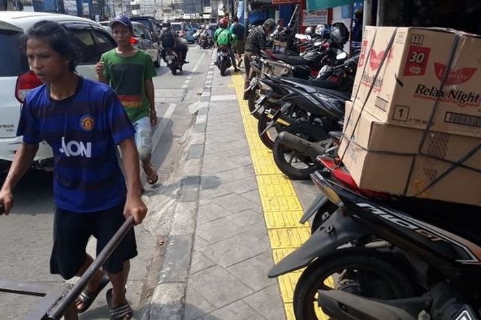 Trotoar dipakai untuk parkir motor di Jatinegara Barat. Pemandangan serupa ada di dekat PGC