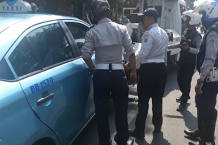 Sopir taksi ditilang Dishub karena parkir sembarangan