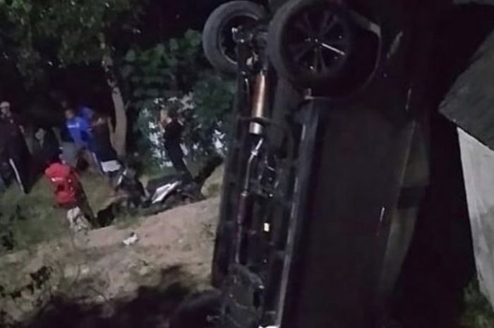 Daihatsu Terios yang terperosok ke pemukiman warga di Cihanjuang, Cimahi