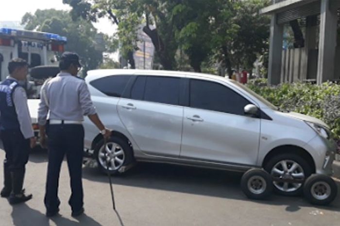 Petugas Dishub menderek mobil yang parkir liar