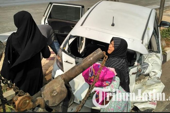 Honda Jazz hampir nyemplung ke laut di Tuban