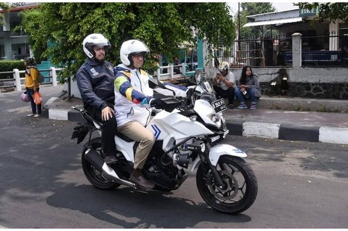 Anies Baswedan Naik Motor ke Kawasan Apartemen Kalibata untuk Inspeksi Adanya Praktik Prostitusi