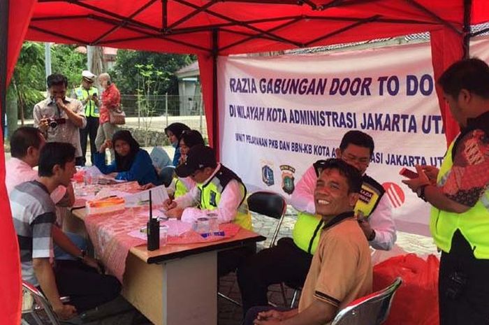 Pemilik kendaraan yang belum bayar pajak terjaring razia di Jalan Elang Laut, Penjaringan, Jakarta Utara, Kamis (27/9/2018)