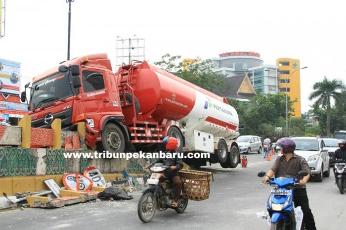 Truk tangki Pertamina naik pembatas flyover di Pekanbaru