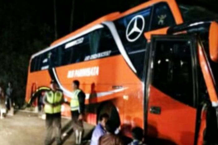 Bus Pariwisata terbalik di jalur Plaosan-Sarangan, magetan, Jawa Timur