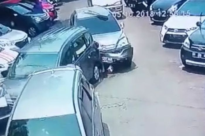 Detik-detik Honda CR-V tabrak 9 mobil yang terparkir