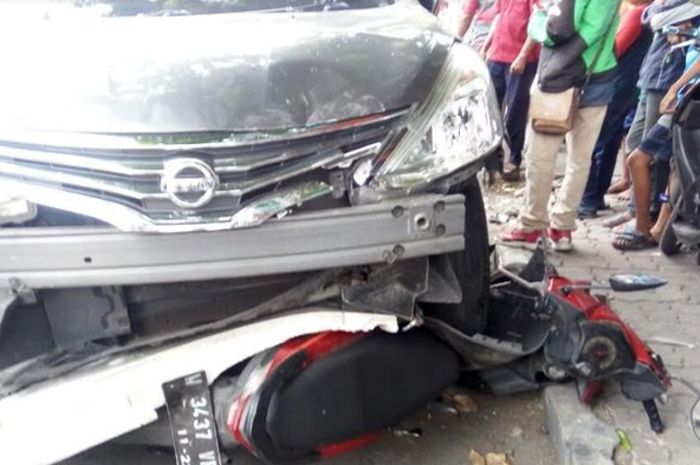 Kecelakaan Nisan Grand Livina seruduk 7 motor parkir, terjadi saat pengemudinya yang sedang hamil panik, mengalami kram perut. 