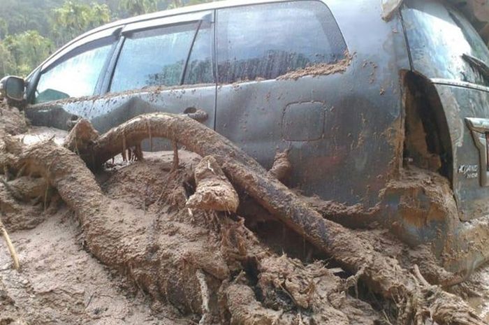 Toyota Kijang Innova Kepala Dinas Sosial Madina, terseret banjir 