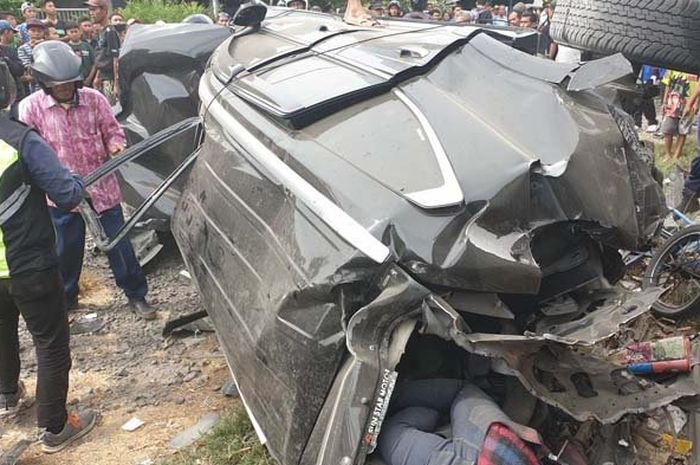 Surabaya.Tribunnews.com/Mohammad Romadoni Sebuah mobil Pajero Sport Disambar Kereta Api di perlintasan pagesangan, Surabaya, Minggu (21/10/2018) 