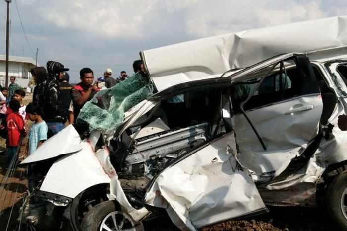 Daihatsu Sigra dihantam kereta hingga terseret beberapa meter di pelintasan stasiun Cimekar, Bandung