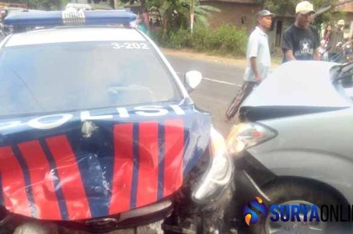 Mobil Patwal Polisi Ringsek usai head to Head dengan Toyota Avanza saat kecelakaan di Jember, Sabtu (27/10/2018). 