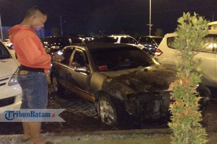 Mobil meledak dan terbakar di Batam