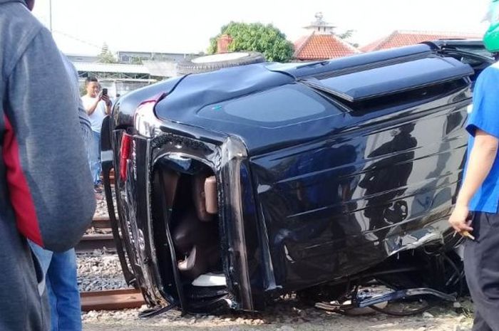 Toyota Avanza tersambar kereta api hingga terbalik di Demak, Jawa Tengah