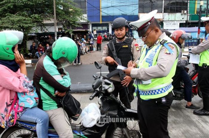 Polisi tilang pengendara di Operasi Zebra