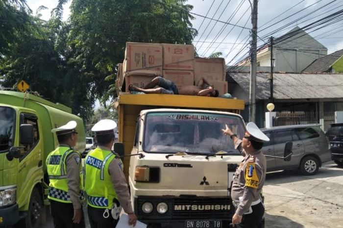 Pria tidur di atas truk yang sudah berjalan 40 km