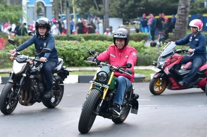 Jokowi bersama rombongan berkendara santai