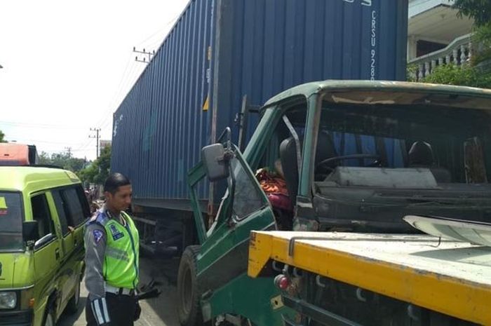 Kondisi truk traoler yang menancap di bak truk tronton