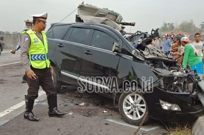 Toyota Kijang Innova Reborn menabrak truk di tol Sumo