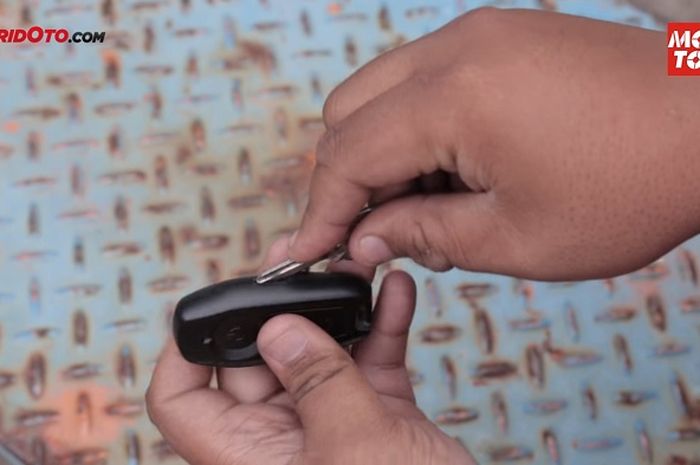 Buka remote keyless untuk ganti baterai ternyata cuma butuh anak kunci