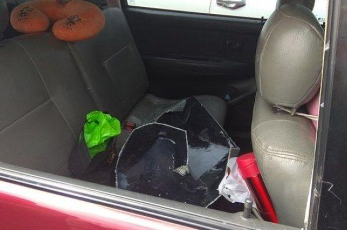 barang bukti pecahan kaca mobil setelah dibobol maling