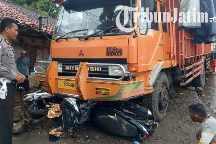 Truk Mitsubishi Fuso gilas enam truk di Madura