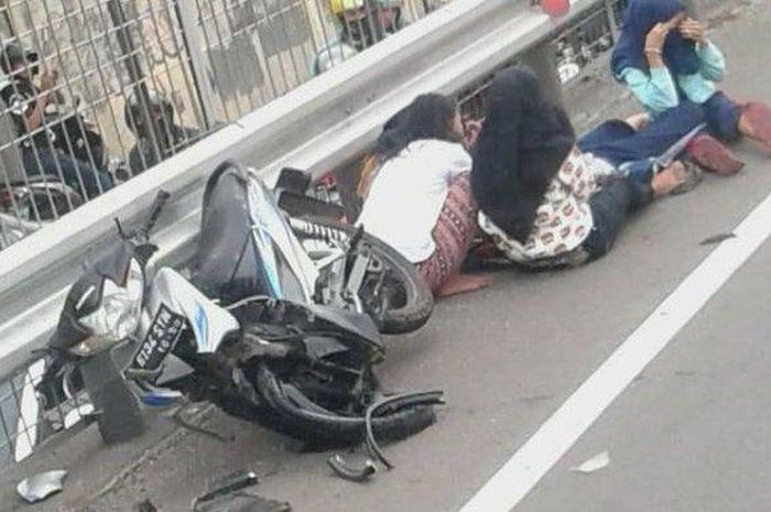 Lima remaja putri ditabrak Honda Brio di Km 1.200 Tol Tomang arah Tangerang