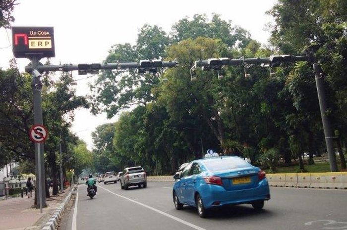 Alat sistem Elektronic Road Pricing (ERP) yang ada di Jalan Merdeka Barat, Gambir, Jakarta Pusat, Senin (12/11/2018). 