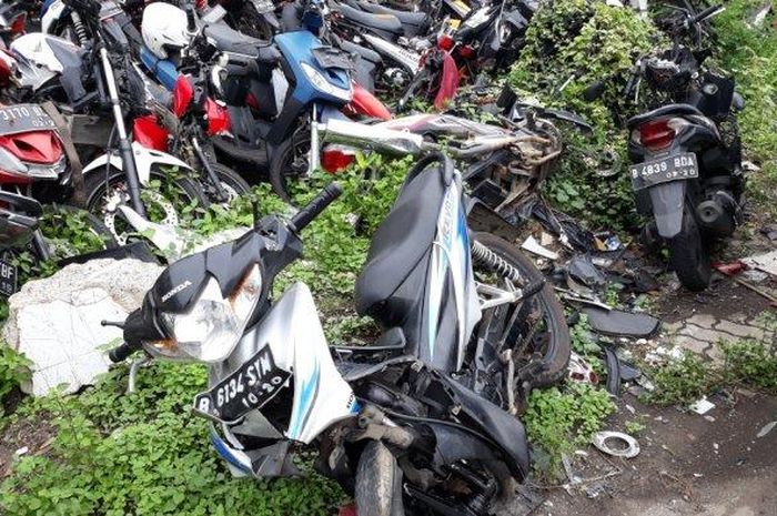 Motor Honda Revo yang dikendarai remaja putri itu kini kondisinya remuk dan diamankan di kantor Satlantas Wilayah Jakarta Barat 