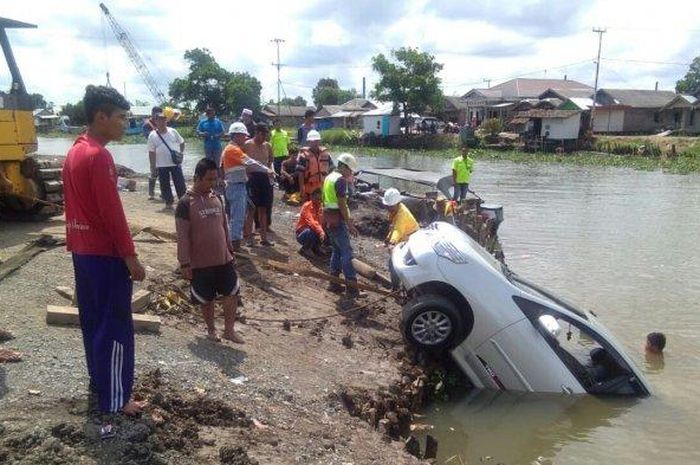 Toyota Kijang Innova tercebur ke sungai Puting Kalimantan Selatan